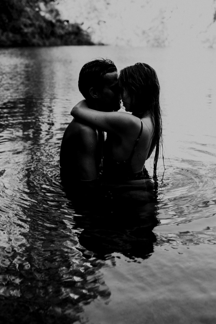 Pareja disfrutando de una fantasía sexual en un lago bajo la luz tenue
