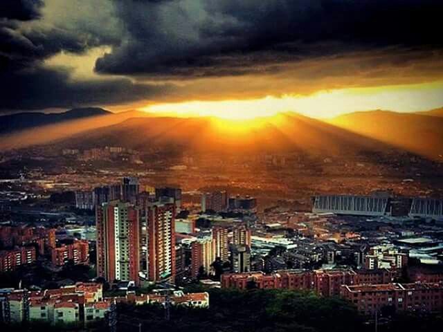 Skyline de Medellín al atardecer